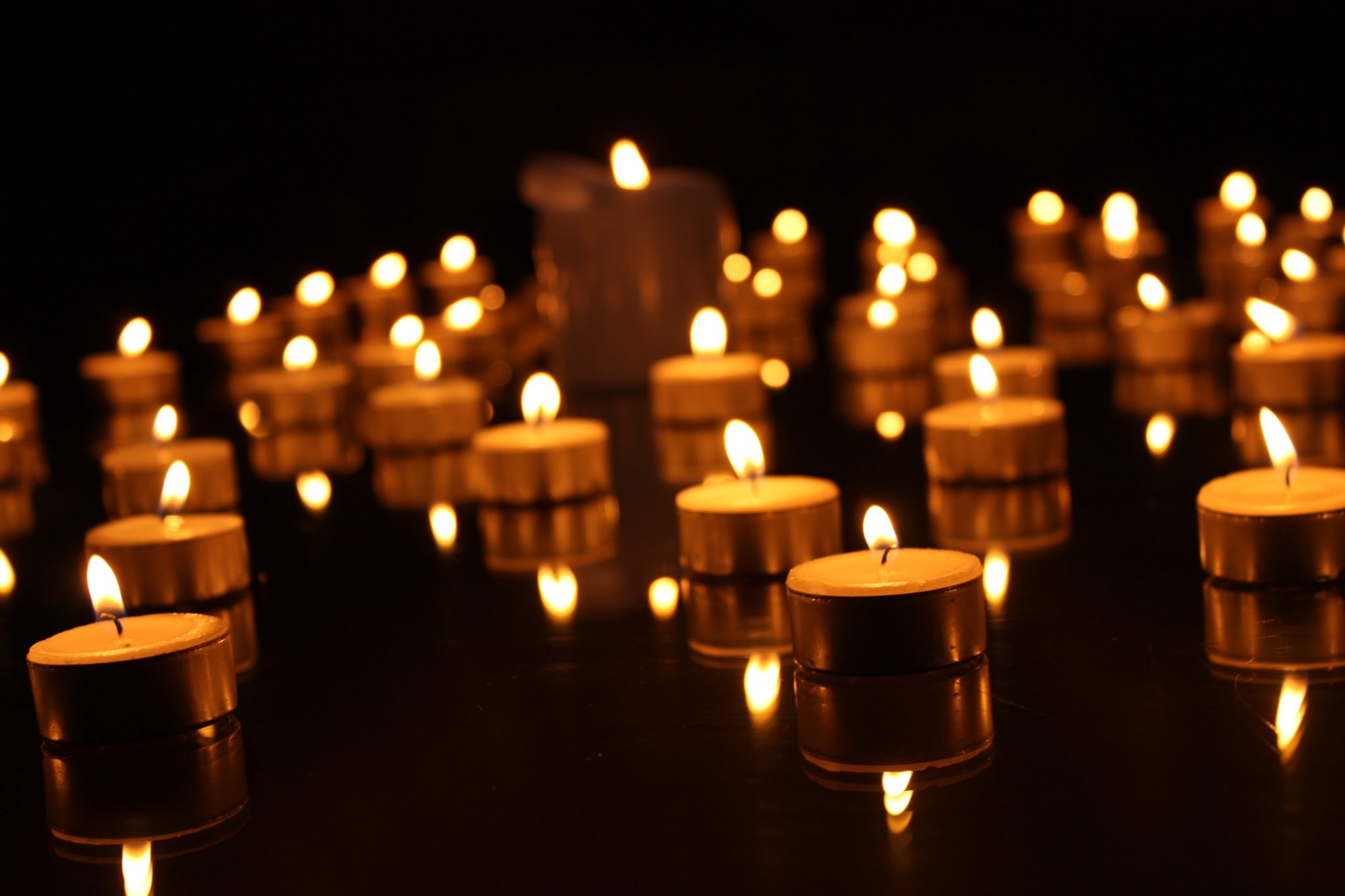 Фото свечи в темноте. Красивые свечи. Чайная свеча. Много свечей. Свечи красиво.