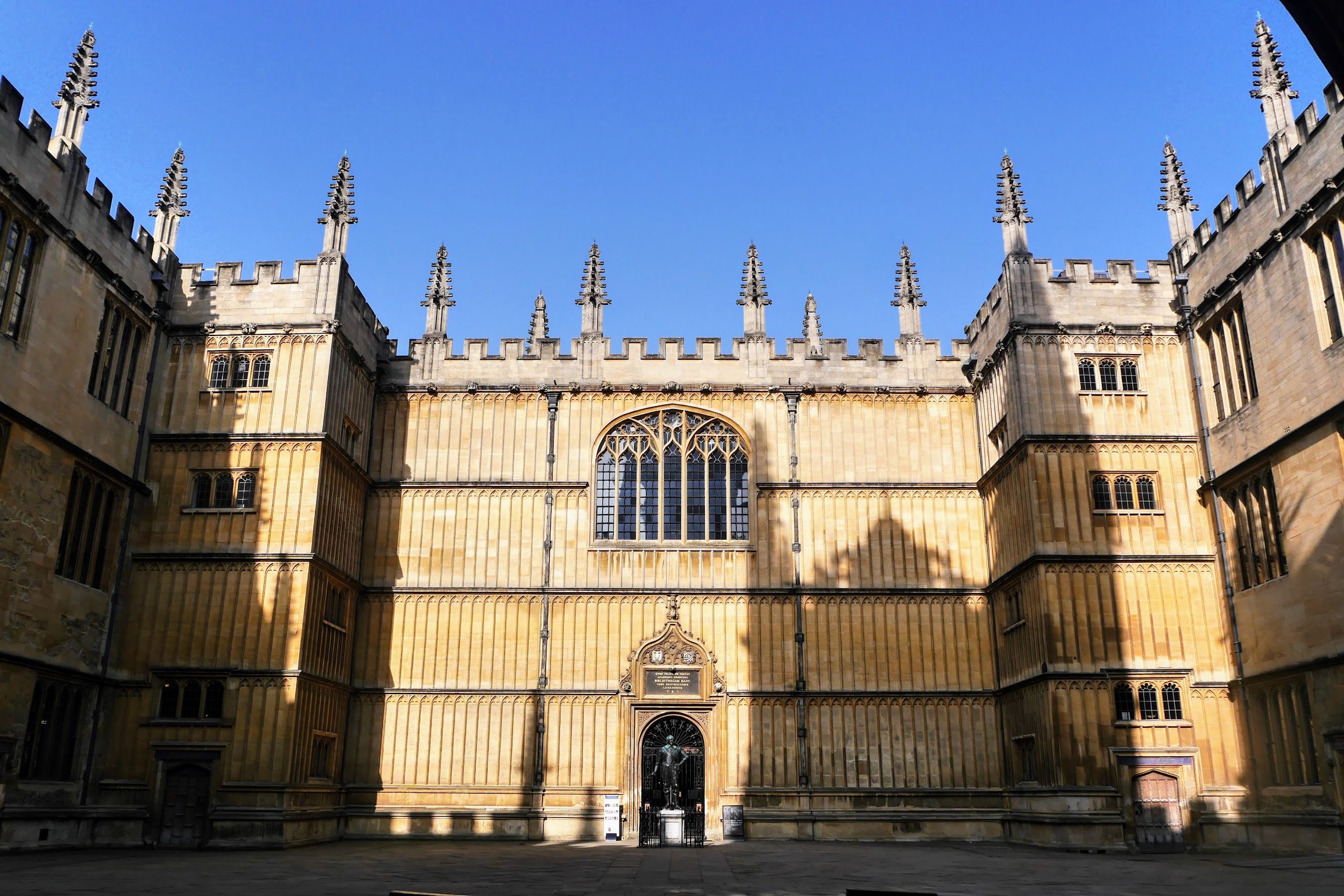 Image of the front of the Old Bodleian Library. 