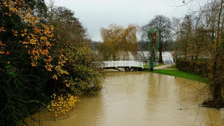 Weather alerts issued as the River Cherwell floods