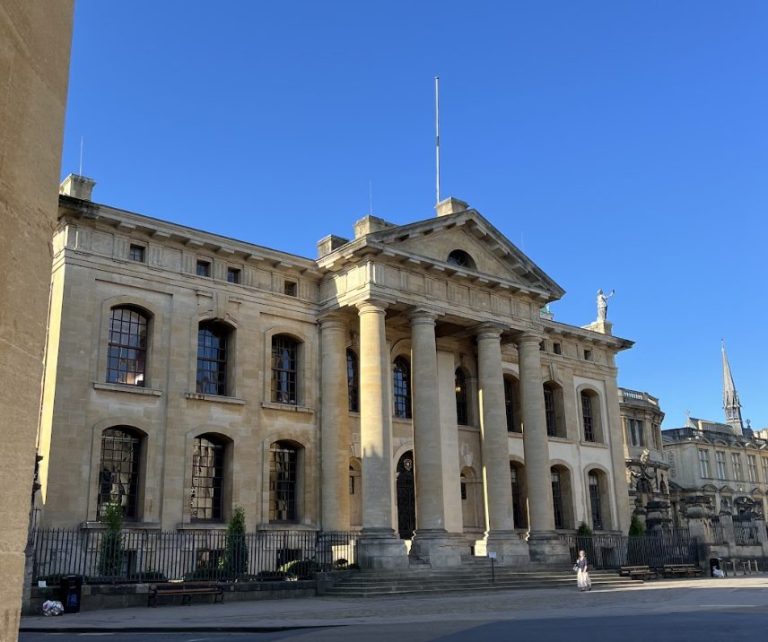 Oxford graduates earn more than other universities