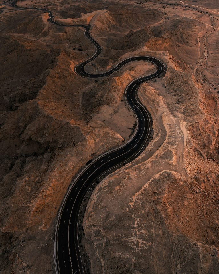 A Guide to Scenic Drives by Rental Car in the UAE
