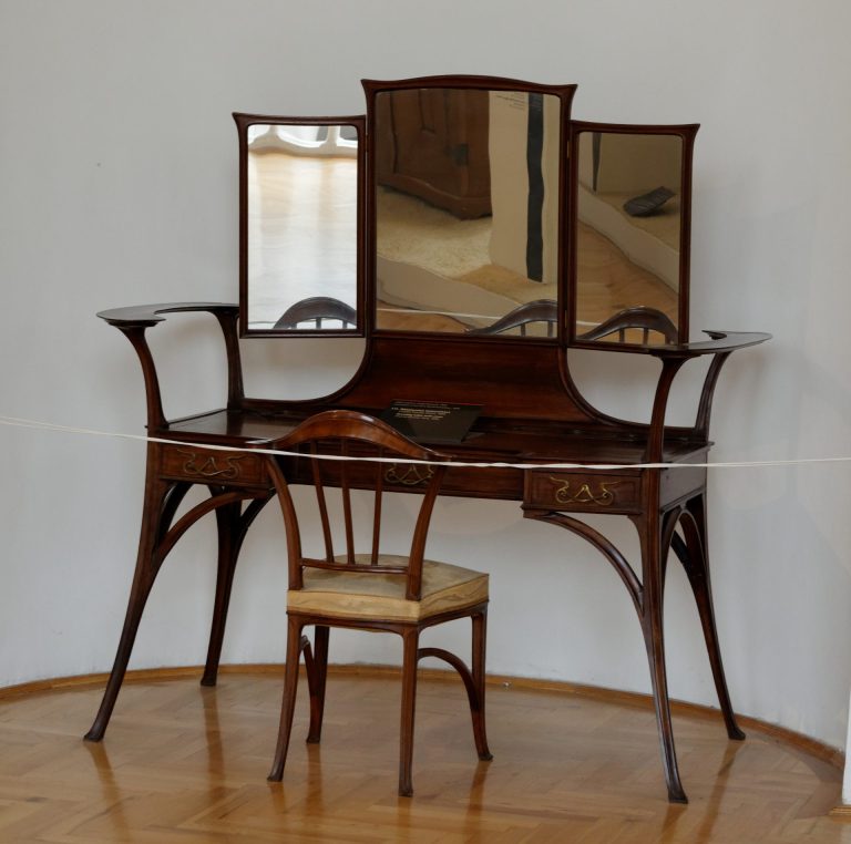 Stylish Dressing Table Chairs: Enhance Comfort and Aesthetics in Your Dressing Area