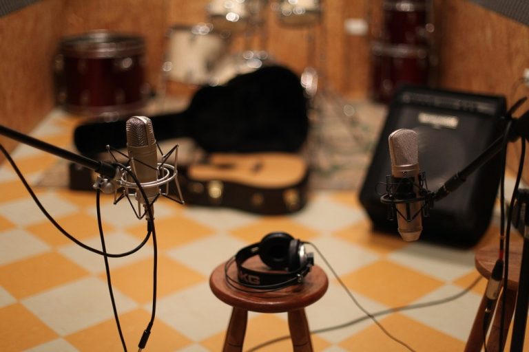 Are you listening comfortably? Audio drama and theatre